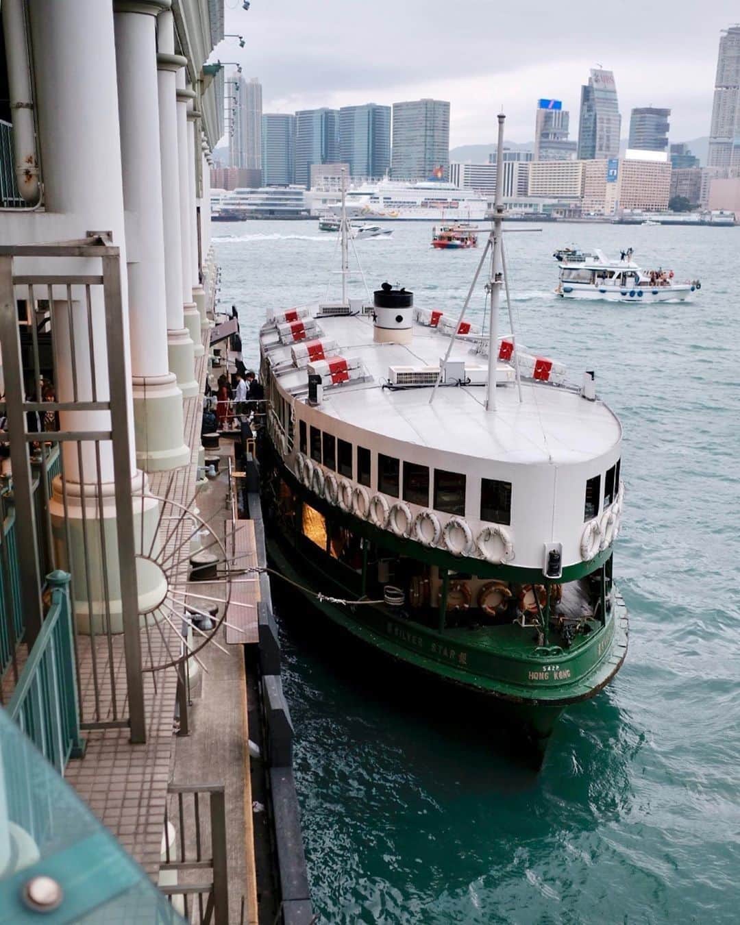 Discover Hong Kongさんのインスタグラム写真 - (Discover Hong KongInstagram)「A Hong Kong travel tip: enjoy a scenic ride across Victoria Harbour aboard the historic Star Ferry. 香港旅遊點子：乘天星小輪渡維港，飽覽兩岸美景！ 香港のトラベルTips：スターフェリーから見る香港島と九龍サイド両方の香港の景色を楽しむ！ 📷: @hyin.ching #DiscoverHongKong #repost」5月22日 13時01分 - discoverhongkong