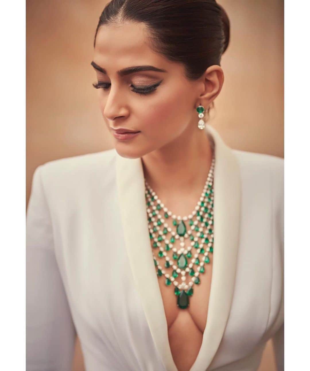 Indianstreetfashionさんのインスタグラム写真 - (IndianstreetfashionInstagram)「Way too obsessed with the @chopard #diamonds and #emeralds for this “lewk” .. what do you think? #indianstreetfashion  #cannes  #diamonds  #emeralds #sonamkapoor  #jewellery #southindianjewellery」5月22日 13時02分 - indianstreetfashion