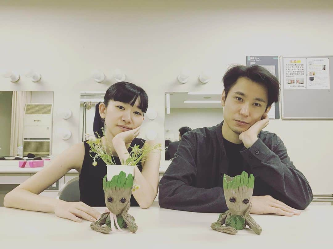 藤田貴大さんのインスタグラム写真 - (藤田貴大Instagram)「. . ＣＩＴＹ . . 誕生日がいっしょのふたり。五月生まれ。青柳いづみさんと内田健司さん。兵器とコレクター。グルートを真似た頬杖と、そしてその傾きで。 . . 休演日があけて、きょうからまた再開します、晴れましたね。はやくも、与野本町での公演はあと五日間です。朝から集まって、準備しています。 . . . .」5月22日 13時08分 - fujita_takahiro