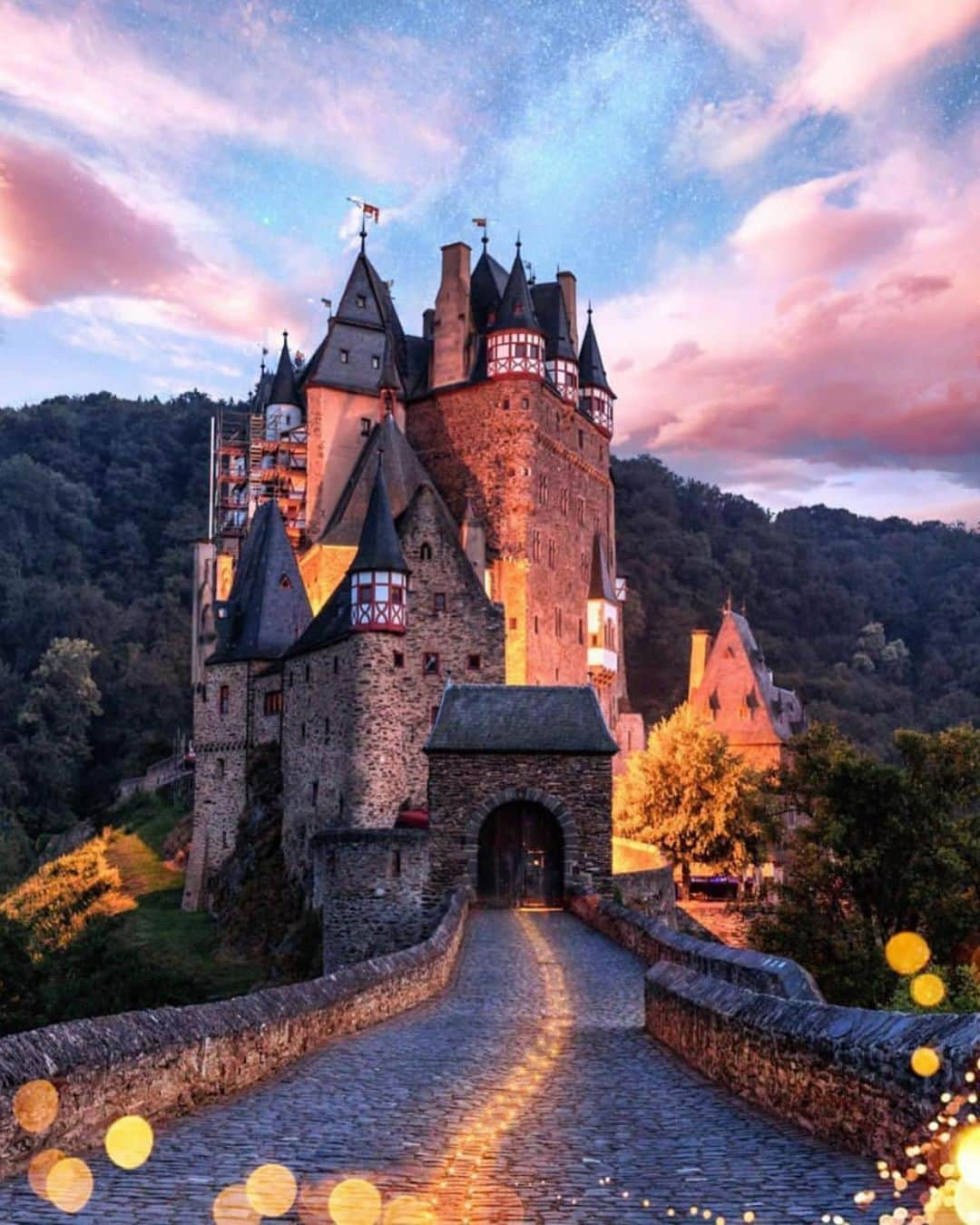 Wonderful Placesさんのインスタグラム写真 - (Wonderful PlacesInstagram)「Eltz Castle - Germany ✨💖💖💖✨ . Picture by ✨✨@j.diegoph✨✨ #wonderful_places for a feature 💖」5月22日 13時15分 - wonderful_places