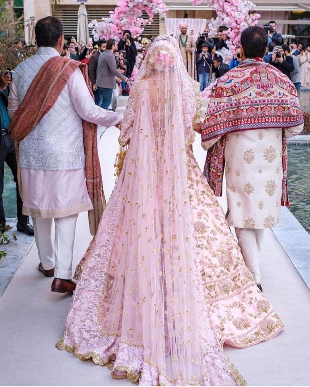 Indianstreetfashionさんのインスタグラム写真 - (IndianstreetfashionInstagram)「“Baba mai teri mallika Tukda hu tere dil ka Ikk baar phirse dheleez paar kara de” 🎶 🌸 #indianstreetfashion . . . . . #ethereal  #indianbride  #indianwedding  #bridesofinstagram @badalrajacompany」5月22日 13時22分 - indianstreetfashion