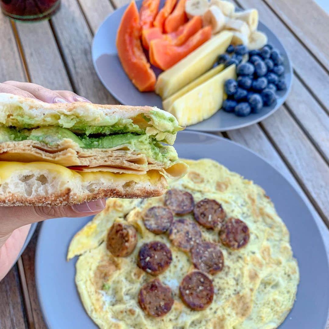 Elva Niさんのインスタグラム写真 - (Elva NiInstagram)「Can you tell all the ingredients here are all plant-based except the egg? 🤤  Vegetarian diet can be delicious and fun too!  #avocado #tofurkeyham #vegansausage  #vegetarian  #eatwithelva #sooshiwithelva」5月22日 13時24分 - misselvani