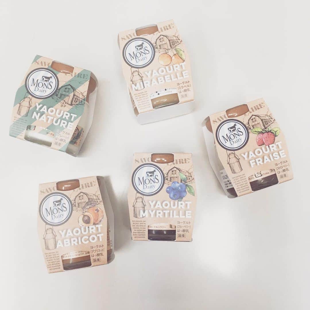 steady.さんのインスタグラム写真 - (steady.Instagram)「めちゃうまヨーグルトを発見🐮  福岡のオーム乳業から発売される  モンス デイリー ヨーグルト😍  こちらのヨーグルト、なんと チーズ熟成士 エルベモンス氏が監修😍💕 クリーミーでまるで 生クリームのような味わい🐮🐮🐮 フレーバーは  プレーン、ストロベリー、アプリコット、ミラベル(西洋スモモ)、ブルーベリーの5種類❤️❤️❤️ お値段は600円とヨーグルトにしては高級だけど、  頑張った日のご褒美にぴったりです😻💕 ぜひみんなも食べてみて☺️ #モンスデイリーヨーグルト  #ヨーグルト #エルベモンス 氏 #オーム乳業」5月22日 13時25分 - steady_tkj