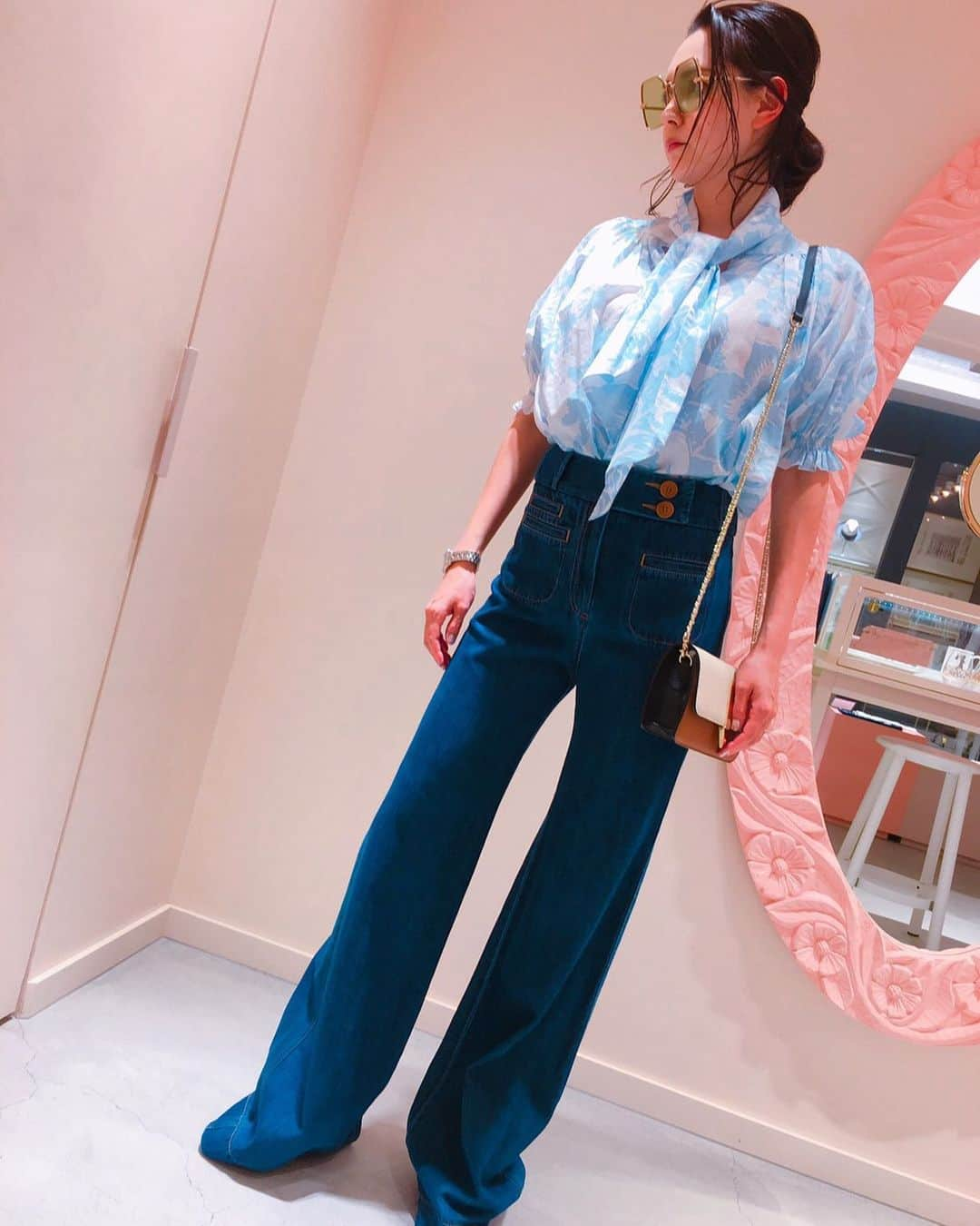 さんのインスタグラム写真 - (Instagram)「Make a statement in our ‘Original Sin Flares’ 💙 Available at Ginza Six #ginzasix﻿ ﻿ 清潔感あるオリジナルの柄ブラウスが﻿ 華やかなデニムコーデ💙﻿ ﻿ #karenwalker﻿﻿ #newzealand #tokyo #fashion #ginza #fashion #follow #like #カレンウォーカー﻿﻿ #ニュージーランド #東京 #銀座 #ファッション #コーデ #フォロー #いいね #ブラウス #デニム #バッグ﻿」5月22日 13時26分 - karenwalker_japan