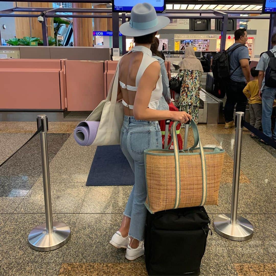 Livさんのインスタグラム写真 - (LivInstagram)「It’s time to hit the road again. With my fit-yoga brand #FitSphere online I am able to work and travel with the hubz as needed. It wasn’t always this way and we both have been working hard to shuffle and align our lives. This time it’s to Europe for my birthday get away, NYC, China, then LA. I will be opening classes @fitsphere_bylivlo so give us a follow for those updates. In the mean time - Europe, I am so damn excited for you! www.fit-sphere.com」5月22日 13時38分 - livlogolding