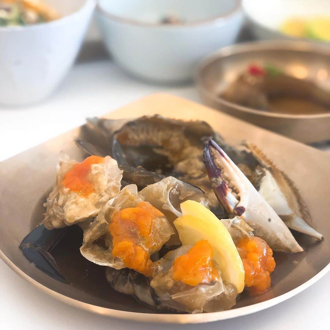 のインスタグラム：「大好きなカンジャンケジャン🦀をシャレオツなカフェで。 メニューには「時価」という怖いワードが載ってますが、だいたい3800円前後です😋 はぁー。美味しい。 クーポンのおまけでもらったカンジャンセウ（海老🦐ちゃん）も美味しかった😍  #江南グルメ #カンジャンケジャン #カンジャンセウ」