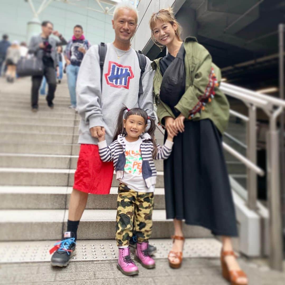 のインスタグラム：「投稿が１０日も空いてしまってた！笑 ここ数ヶ月うまく解けない問題がたくさんあって、、一人その場駆け足みたいなことして、中々前に進めずにいるなぁと思っていたんです。(要領も悪いのもあって)笑  でも東京に来てから毎日刺激的で、 とくに初日に行ったMr.Childrenのライブは曲とともに思い出すことがたくさんあって、あぁそういえば、中々前に進めないことって今まで何度もあったなぁと！そんなことの繰り返しで今があるんだった！と思い出して、なんだかすごくスッキリした気持ちになれました。MCも響くものがありすぎて旦那と泣いた笑 2日間お世話になった @fujiboy0730 @_73044_ 藤田さんファミリーにも本当に感謝！ありがとうございました❤️ 最後の動画は待ちに待った昨日の #藤メシ 会🤩 今日と明日はMILKFED.展示会👨‍👩‍👧関係者の皆様家族でお待ちしております🥰  #家族写真 #家族 #日夕佳 #familyphoto #fashion #照屋家コーデ」