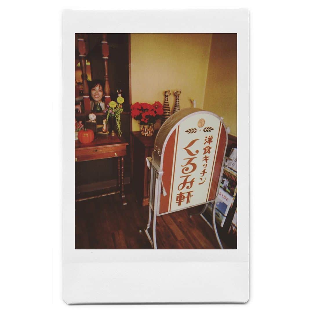 水川あさみのインスタグラム：「今夜は6話💉はるかと光、夏美と師長の恋に進展あるかも🤔 そして、ある夫婦の絆のお話でもあります。心がじんわり、染み染みするお話です。是非、ご覧ください。  撮影:ぽー やっと正面から撮ってくれた！と思ったら柱に挟まってますやんっ！ #白衣の戦士」