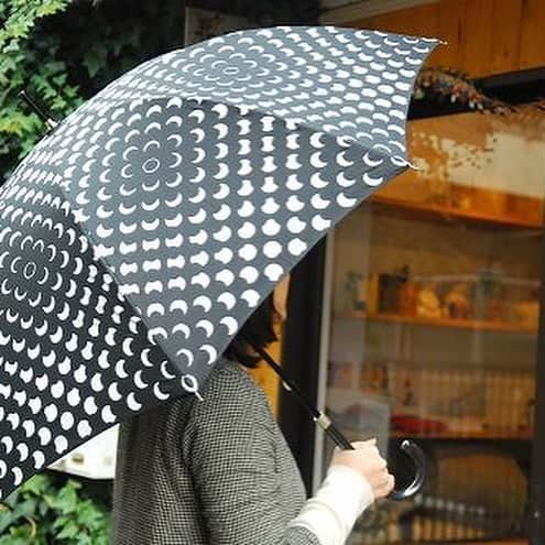 北欧、暮らしの道具店さんのインスタグラム写真 - (北欧、暮らしの道具店Instagram)「【再入荷】北欧デンマークから「Lisbet Friis」と「kura」の傘が再入荷しました！  お気に入りのテキスタイルの傘があれば、雨の日の気分も変わりますよね。  入荷したのは全部で7種類。ぜひお気に入りを探してみてください♪ - - - - - - - - - - - - Lisbet Friis・kura/傘シリーズ ▶お買いものはプロフィールのリンクからどうぞ→@hokuoh_kurashi ・ #fashion#coordinate#outfit#lisbetfriis#kura#傘#ファッション#コーデ#コーディネート#シンプルコーデ#今日のコーデ#お買い物#シンプル#シンプルライフ#シンプルデザイン#暮らしを楽しむ#日々の暮らし#北欧#暮らし#北欧暮らしの道具店」5月22日 13時49分 - hokuoh_kurashi