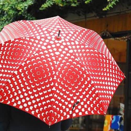 北欧、暮らしの道具店さんのインスタグラム写真 - (北欧、暮らしの道具店Instagram)「【再入荷】北欧デンマークから「Lisbet Friis」と「kura」の傘が再入荷しました！  お気に入りのテキスタイルの傘があれば、雨の日の気分も変わりますよね。  入荷したのは全部で7種類。ぜひお気に入りを探してみてください♪ - - - - - - - - - - - - Lisbet Friis・kura/傘シリーズ ▶お買いものはプロフィールのリンクからどうぞ→@hokuoh_kurashi ・ #fashion#coordinate#outfit#lisbetfriis#kura#傘#ファッション#コーデ#コーディネート#シンプルコーデ#今日のコーデ#お買い物#シンプル#シンプルライフ#シンプルデザイン#暮らしを楽しむ#日々の暮らし#北欧#暮らし#北欧暮らしの道具店」5月22日 13時49分 - hokuoh_kurashi