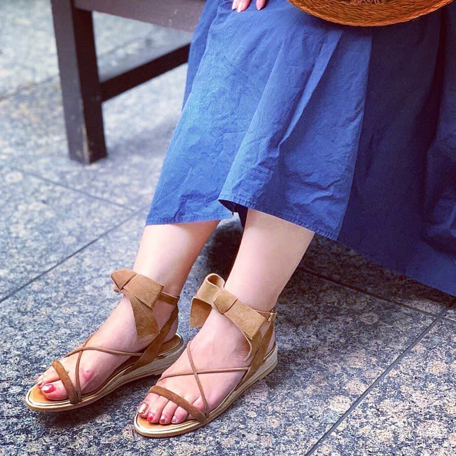 CARNET OFFICIALのインスタグラム：「5/31までサンダルコレクション開催中👡✨ 低めのジュート使いが今季トレンドのリゾートサンダル🌈🌿 リボンは取り外し可能な2WAY仕様です✨ ぷっくりとしたベルトと極細なクロスベルトの組み合わせでよりヌーディーな足元を演出❤️ キッドスエードで足あたりも柔らかです😊  shoes◾️DA-146-1902 ¥20,000+tax  商品の詳細はこちらから☞ @daniella_and_gemma  #fashion  #fashionista  #instafashion  #shoes  #sandals  #ootd #daniellaandgemma  #danigemma  #ファッション #夏 #サンダル #リゾート #海 #大人カジュアル  #スカートコーデ #カジュアルコーデ  #ダニエラアンドジェマ  #ダニジェマ #新丸ビル  #二子玉川ライズ」