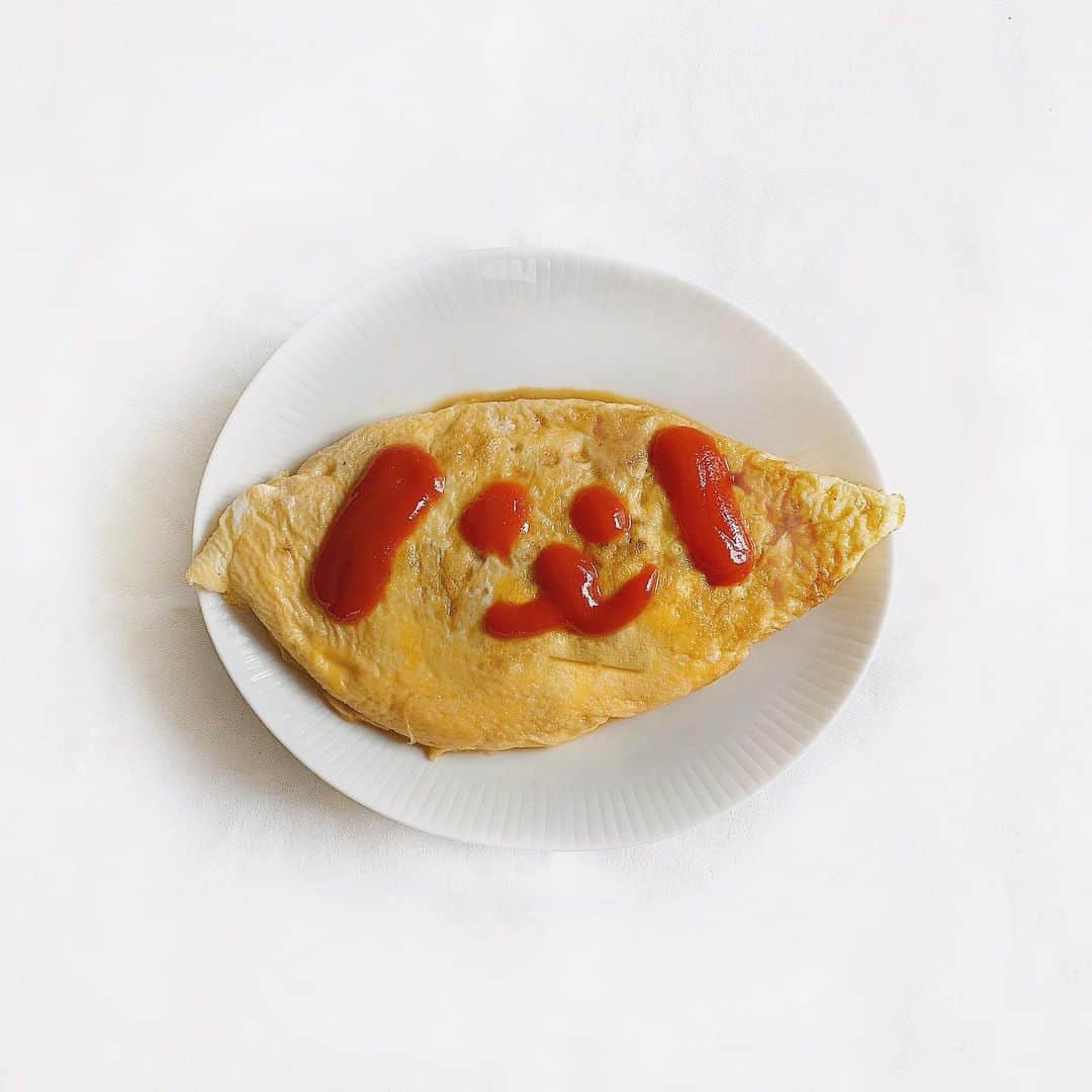 猪鼻ちひろのインスタグラム：「🐶🥚 オムレツとオムライス迷って 玉ねぎとお肉入りオムレツにしてみた🍳 ウスターソースとケチャップを混ぜたソースで食べるのがすき🥰 #ブログにレシピ載せました  #ちひろkitchen #ちひろのごはん #お店みたいに真ん中に包丁入れてパカーンとろーんになりたい」