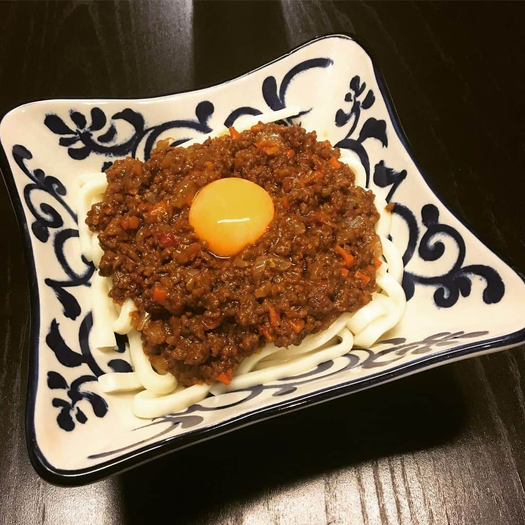 松谷賢示さんのインスタグラム写真 - (松谷賢示Instagram)「キーマカレーうどん。なかなか上手に出来ました。 . . . . . . . #キーマカレー #カレー #うどん #冷蔵庫#冷凍庫 の奥に #眠ってた #半年前の #挽き肉 #全然行けた #むしろ美味しい #6食分は行ける #ライス #パスタ #パン #何にでも行ける #隠し味 に #ピーナツバター #ブルーベリー #入れた」5月22日 13時45分 - mizutamarepputai_ken