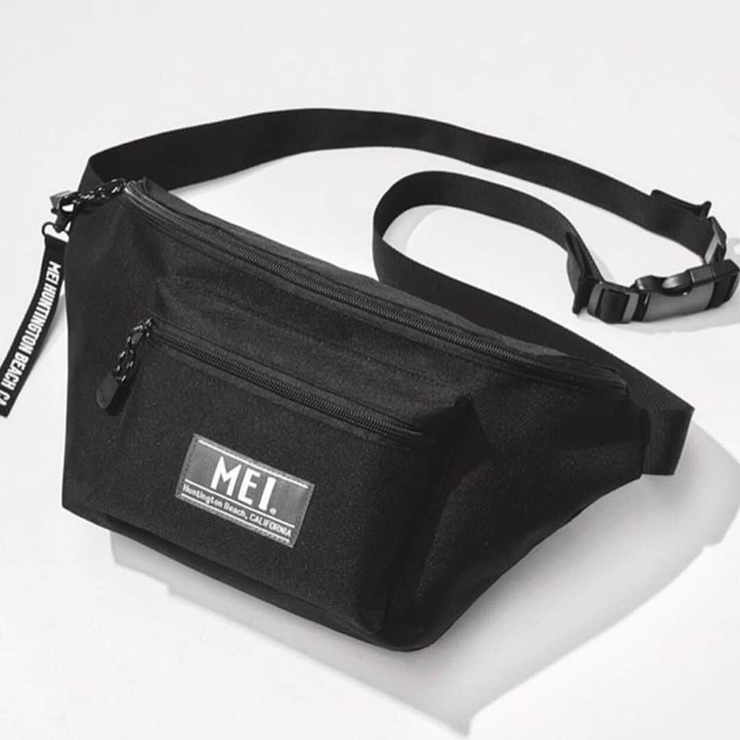 MEI(メイ) のインスタグラム：「＼ 来週5/30より全国FamilyMartで発売 ／﻿ ﻿ カリフォルニア発の大人気バッグブランド「MEI」のウエストバッグが登場🇺🇸💫﻿ ﻿ 外側と内側で計6つのポケットを搭載した収納力、男女兼用でお使いいただける万能デザイン、ロゴ入りストラップ付きも嬉しい本格仕様のアイテムです🎉﻿ ﻿ 🙈----------POINT----------🙊﻿ ﻿ ✔️ よく取り出すものの収納に便利な外ポケット﻿ スマートフォンやパスポート、ICカードなどをサッと取り出せるスマートな外ポケットを搭載。中央部にはMEIの織りタグをON﻿ ﻿ ﻿ ✔️ 500mLペットボトルがすっぽり入る大容量﻿ フルオープンにすると、想像以上の大容量を発揮！9.7inchのタブレットや500mLペットボトルがすっぽり入ります﻿ ﻿ ﻿ ✔️ カードやチケットを仕分けできる5つのポケット﻿ 内側には、カードサイズのポケット4つと、ボーディングパスやコンサートチケットが入るタテ12×ヨコ18cmの大きいポケットを搭載﻿ ﻿ ﻿ ✔️ ウエストバッグ、ショルダーバッグの2WAY﻿ アジャスターでベルトストラップを調節すれば、コーデに合わせて持ち方をアレンジ可能。ウエスト、ショルダーバッグの2WAYで使えます﻿ ﻿ ﻿ ✔️ アウトドア仕様のファスナーストラップ﻿ 開閉しやすいアウトドア仕様のファスナーストラップ付き。黒地に白い模様が入っていて、さりげないワンポイントがお洒落な印象に﻿ ﻿ ﻿ ✔️ 取り外し可能な ロゴ入りストラップ付き﻿ ストラップにはMEIのルーツ「MEI HUNTINGTON BEACH CA」をプリント。取り外し可能だから付け替えてキーストラップとしても使用可能﻿ ﻿ ------------------------------------------------﻿ ﻿ 限定カタログでは、注目のモデル・田中芽衣さんとMEIの“ダブル「メイ」”コラボ✨﻿ MEIの最新カタログと田中芽衣さんの特別インタビューを収録しています🎊﻿ ﻿ 可愛くて使いやすいウエストバッグ+ストラップ+ミニブックの3点セットを、なんと、1,580円+TAXの驚愕プライスでお届け♪﻿ ﻿ カップル・友達・家族でシェアもオススメ！🤗⭐️﻿ この機会にぜひゲットしてください🙇‍♀️💜﻿ ﻿ MEI（メイ）🇺🇸﻿ 1970年代、米国カリフォルニア州で誕生したバッグブランド。アウトドア・サーフスタイルをベースにしたプロダクトが人気﻿ .................................................﻿﻿ 『MEI WAIST BAG BOOK special package』﻿﻿ 本体1,580円＋TAX﻿﻿ 2019年5月30日（木）より全国のFamilyMartにて販売開始﻿「🔎MEI WAIST BAG 宝島社」﻿﻿ ﻿ SIZE（約）：高さ19×幅38×マチ7cm﻿ ※バッグとストラップ以外は商品に含まれません﻿ .................................................﻿」