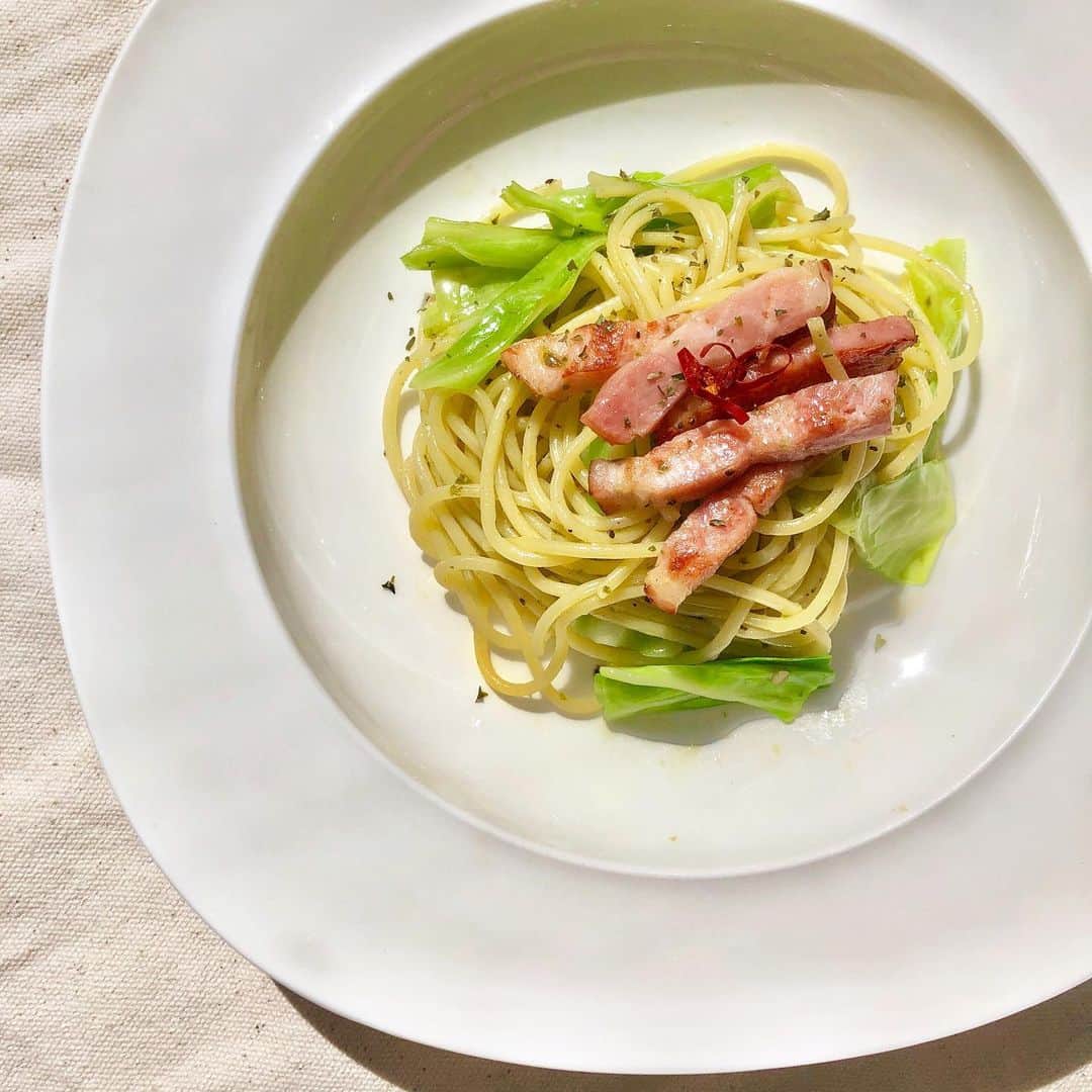 清水麻璃亜のインスタグラム：「#シミズキッチン 春キャベツとベーコンのパスタ * これずっと前に作ったので、忘れてた☺︎笑 たしか、バジルソースを少しいれて、ペペロンチーノベースだけど、なんとなくジェノベーゼ風にした気がします🍴 ベーコンはブロックを買って、 厚めに切って外をしっかり焼くのが好きです！ キャベツは最後の方に入れて、 シャキシャキ食感を残します🥬 私は食べる時は、結構食感重視する人だから、食材に火を通す時間とか結構気にするなあ〜！食感楽しい料理って美味しいですよね✌︎ * 最近お仕事でお家になかなかいなくて、料理できなかったので、早く帰ってたくさん料理したい〜まってて〜👩‍🍳 #パスタ #pasta #ジェノベーゼ #ペペロンチーノ #クッキングラム  #デリスタグラマー」
