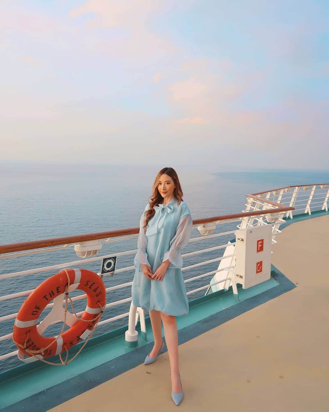 エリッサ・ヤマダのインスタグラム：「Made it to All Blue 🥰💙 📷: @wisnutejakusuma  #onepiecereference #royalcaribbeancruise #voyageroftheseas」