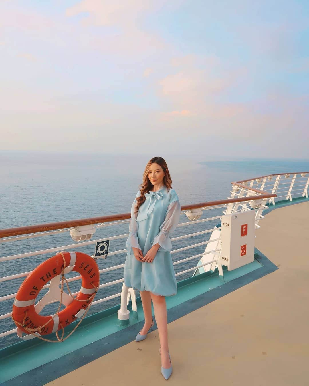 エリッサ・ヤマダさんのインスタグラム写真 - (エリッサ・ヤマダInstagram)「Made it to All Blue 🥰💙 📷: @wisnutejakusuma  #onepiecereference #royalcaribbeancruise #voyageroftheseas」5月22日 14時05分 - elleyamada