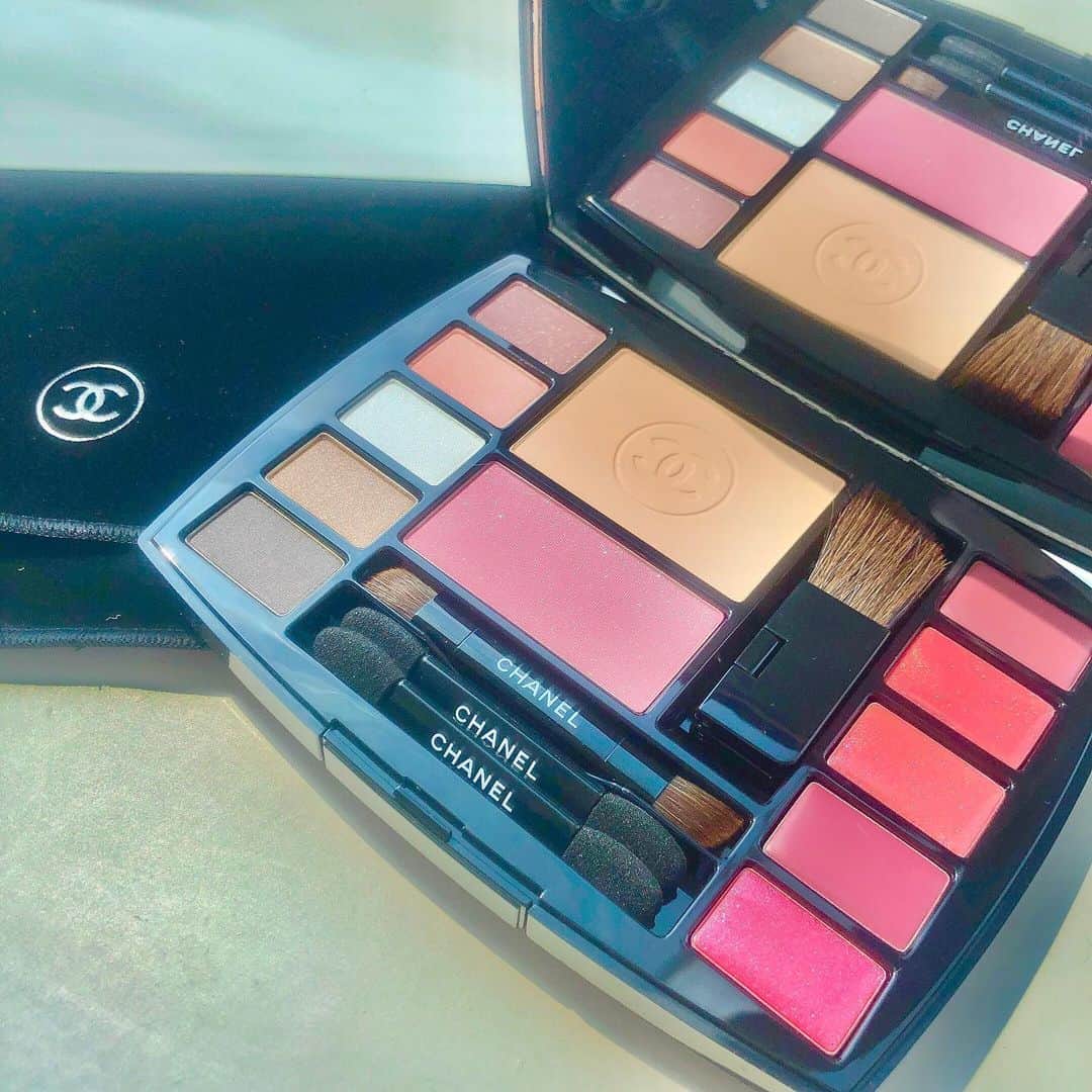 岡田栞奈のインスタグラム：「#chanel のトラベルメイク アップパレット🎨💞 ・ ・ パウダー、チーク、アイシャドウ5色、リップ5色、ミニマスカラにブラシもぜーんぶついてるからこれひとつ持ち歩けば無敵😍💫 colourは #デスティネーション 日本では売られてない色みたい😳 ・ ラメ感も可愛くてすき💗 海外旅行には必須だ〜❣️ #シャネル #メイクアップパレット #旅行用 #パウダー #チーク #アイシャドウ #リップ #メイク #makeuppalette #new #love #travel」