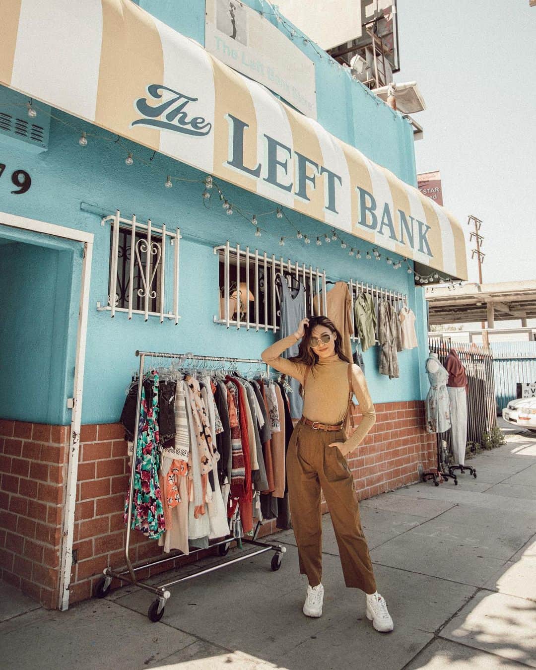 W E Y L I Eのインスタグラム：「Found the cutest little thrift store this week! Come thrifting with me in my new video!! Link is in my bio or just go to my main channel! Thanks gaisthhh 🤓」