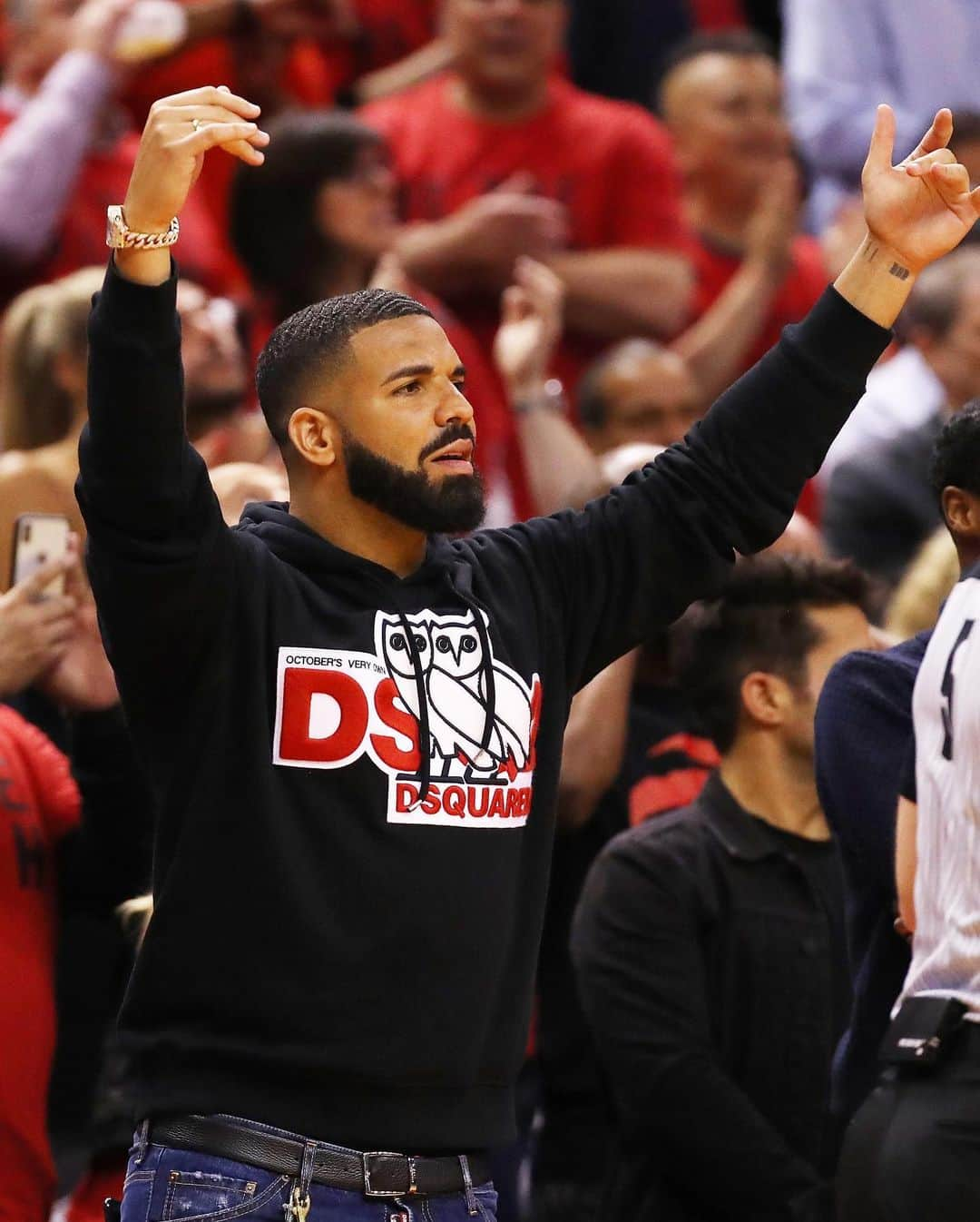 Just Jaredさんのインスタグラム写真 - (Just JaredInstagram)「Drake (@champagnepapi) cheers on the Toronto Raptors from courtside seats during a playoff game. The team won! #Drake #TorontoRaptors Photos: Getty」5月22日 14時12分 - justjared