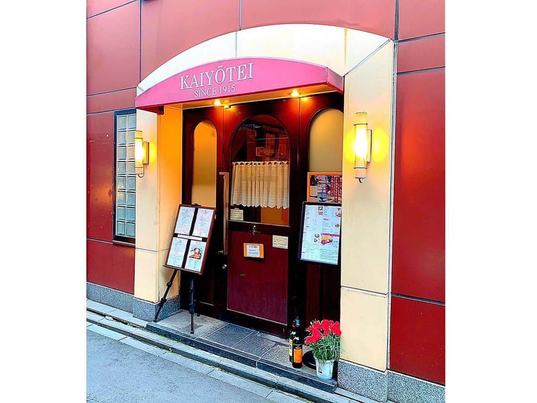 百合華さんのインスタグラム写真 - (百合華Instagram)「京都の老舗洋食屋さん『開陽亭』でヘレステーキのディナーコースをいただきました🎶  納涼床の１番素敵なお席から四条大橋や南座を眺めながら京都の初夏を堪能しつつ、お久し振りなお友達といっぱいお話し出来て楽しいひと時を過ごす事が出来ました🥰  そして、また四つ葉のタクシーを発見してお友達もとっても喜んでくれはりました💕  #京都 #四条 #四条大橋 #南座 #老舗洋食屋 #開陽亭 #納涼床 #川床 #ディナータイム  #ヘレステーキ #フィレステーキコース #お喋り #四つ葉タクシー #ラッキー」5月22日 14時23分 - yurika.lovelily