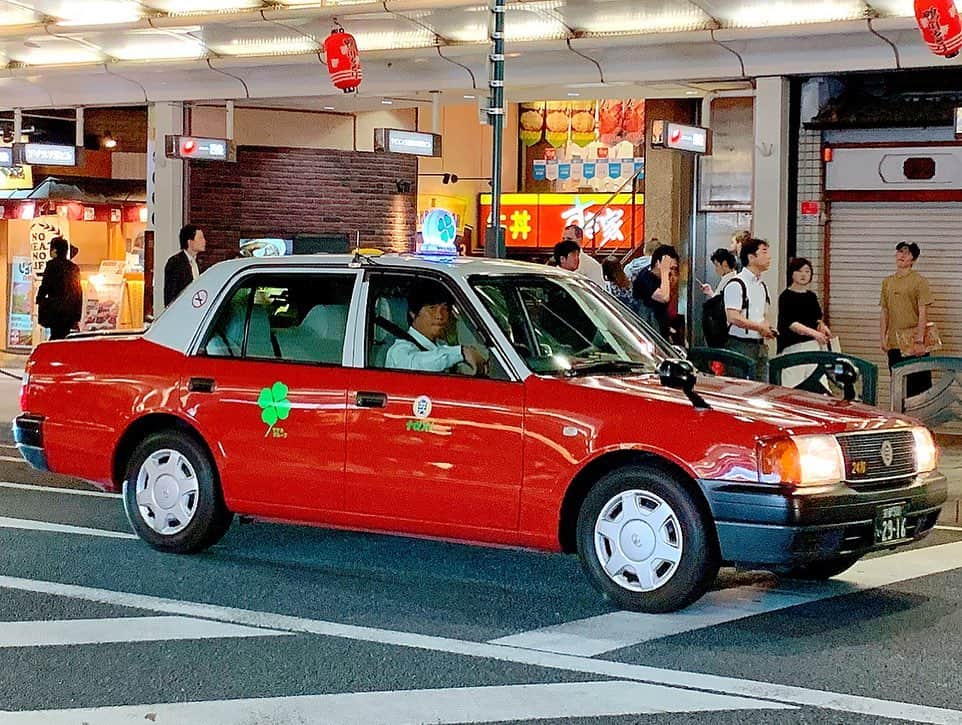 百合華さんのインスタグラム写真 - (百合華Instagram)「京都の老舗洋食屋さん『開陽亭』でヘレステーキのディナーコースをいただきました🎶  納涼床の１番素敵なお席から四条大橋や南座を眺めながら京都の初夏を堪能しつつ、お久し振りなお友達といっぱいお話し出来て楽しいひと時を過ごす事が出来ました🥰  そして、また四つ葉のタクシーを発見してお友達もとっても喜んでくれはりました💕  #京都 #四条 #四条大橋 #南座 #老舗洋食屋 #開陽亭 #納涼床 #川床 #ディナータイム  #ヘレステーキ #フィレステーキコース #お喋り #四つ葉タクシー #ラッキー」5月22日 14時23分 - yurika.lovelily