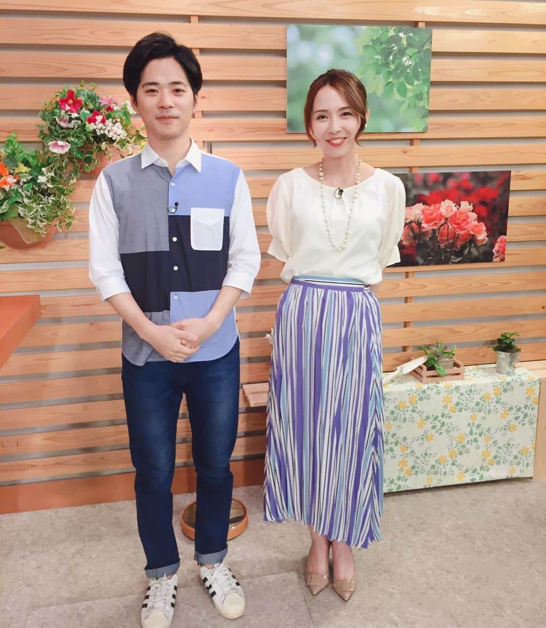 若林翔子のインスタグラム：「* * 今日のブレイク☺️ 2人で涼しげな雰囲気でしょー😉  今日もたーーーくさん笑ったスタジオでした🤗❤️この空間、やっぱ大好き🤣🤣🤣 * * #宮城 #仙台 #ミヤテレ #ちょっとブレイクタイム #松原アナウンサー #まっちゃん #久々のデコ出し #若林翔子 #タレント #モデル #レポーター  #MC #スタジオ #ストライプスカートかわいかった😊」