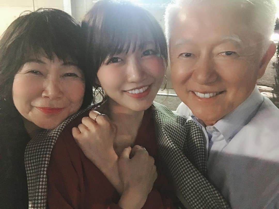 桃さんのインスタグラム写真 - (桃Instagram)「愛する両親❤️寒いって言ったら、父様が着てたジャケット脱いで肩にかけてくれた…男前😂👏🏻 #カラオケ行ったよ #デュエットブログに載せたよ #夫婦デュエットも可愛かったよ #本当仲良し夫婦」5月22日 14時32分 - momo.official