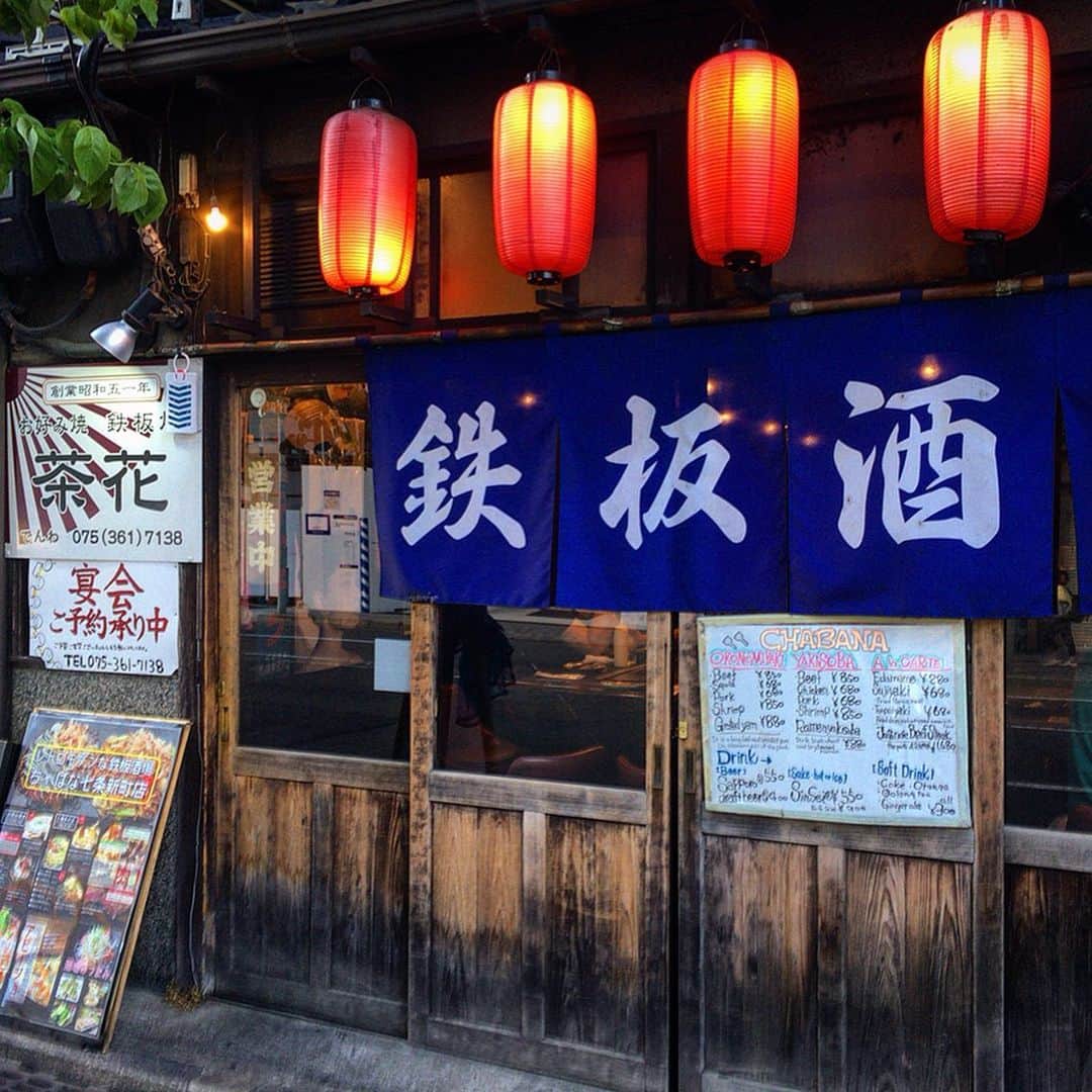 池内万作さんのインスタグラム写真 - (池内万作Instagram)「さらば京都！ というわけでとりあえず京都タワーとモンキーレンチのコラボ。 あんまこーゆーのやる機会ないしw そして今回はあまり来ることのない駅周辺を散策。 よさげな店とかあって楽しそう〜。 だけど一人で、しかも酒飲まないと、夕ご飯はかなり限られるんだよな。 焼肉とか居酒屋とか二の足ふむし。 と、そんなわけで鉄板焼きのお店に入って、ホワイトお好み焼き(だったかな⁇)というメニューに初挑戦！ ホワイトソースとチーズがかなり入っているらしく、これはなかなか！ やっぱいいね、京都。 他にも気になる店がたくさんあったので、次回は酒を飲める奥さんと一緒に来ようと思いましたとさ♪ #イケウチさまよう #ロケでした」5月22日 14時35分 - mandeshita