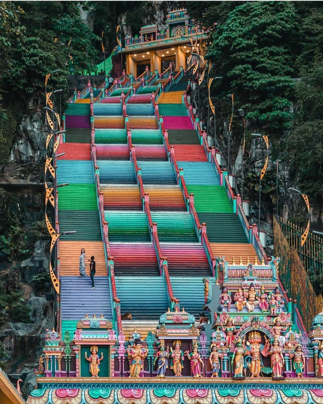 Earth Picsさんのインスタグラム写真 - (Earth PicsInstagram)「Batu Caves In Malaysia 🇲🇾 by @todayweexplore」5月22日 14時35分 - earthpix