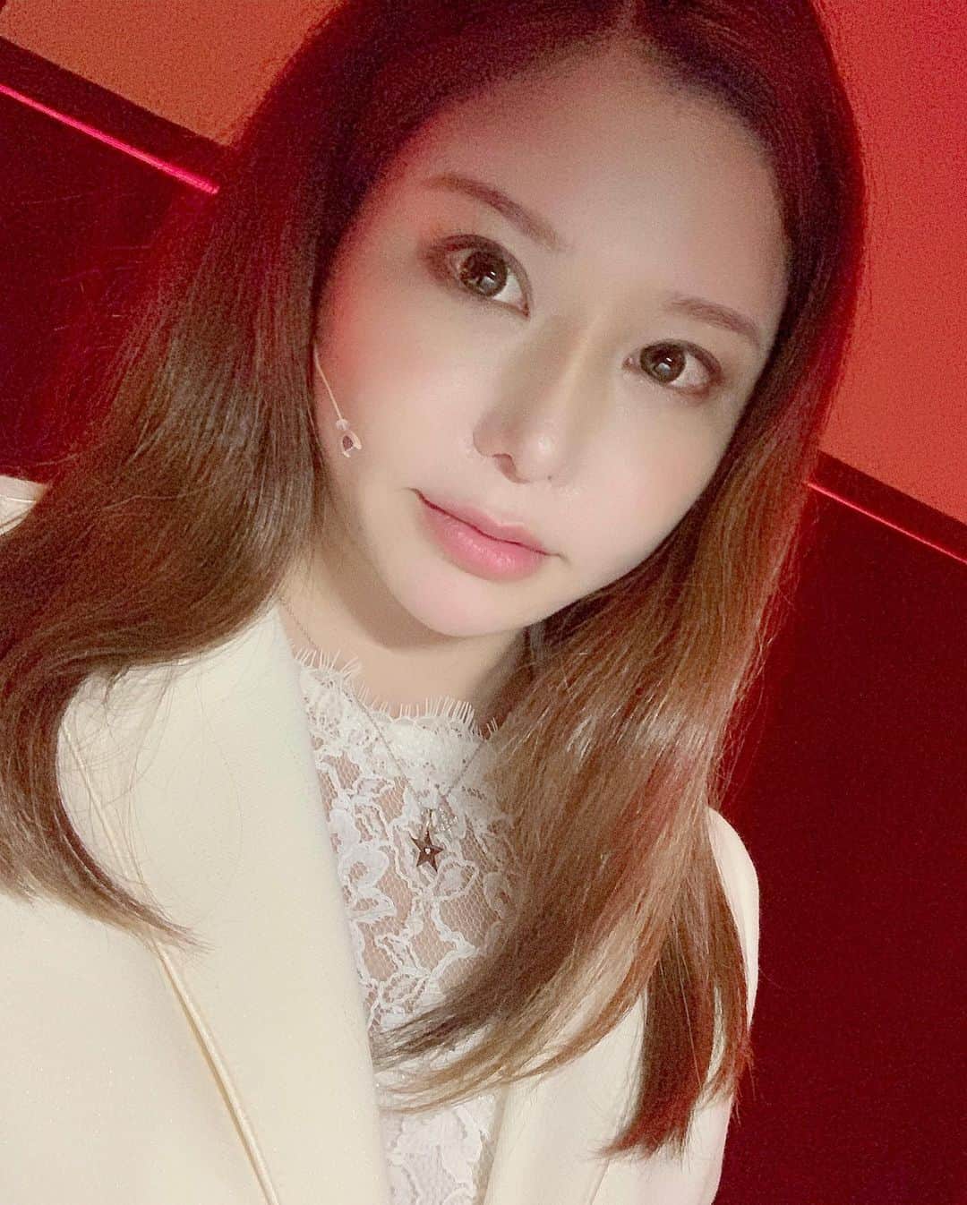 利咲さんのインスタグラム写真 - (利咲Instagram)「司会のお仕事無事に終わり帰国✈️ 現地スタッフさんたちにMCLisaと呼ばれていて光栄でした🎤 車のダイハツさんの年一回のイベントの司会でした。 これだけ多くの人がいる大きなイベントで一人でMCをするという大役を務めさせて頂きありがとうございます😊 今回、イベントを作り上げていく企画段階から参加する事が出来て本当に勉強になりました。 . 一緒に写真撮りたかったけど撮れなかったイギリス衛兵さんとフレディマーキュリーのそっくりさん笑 アレクサンドラパレスに住んでた黒猫ちゃん🐈 首だけ丸く白が付いてた☺かわいい。 . . .  #ダイハツスーパーピット店 #ダイハツスーパーピット #ダイハツ #daihatsu #daihatsusuperbitshop #MC #司会 #アレクサンドラパレス #Alexandrapalace #london #england #uk #白スーツ #フレディマーキュリー #freddiemercury」5月22日 14時41分 - himeringo908