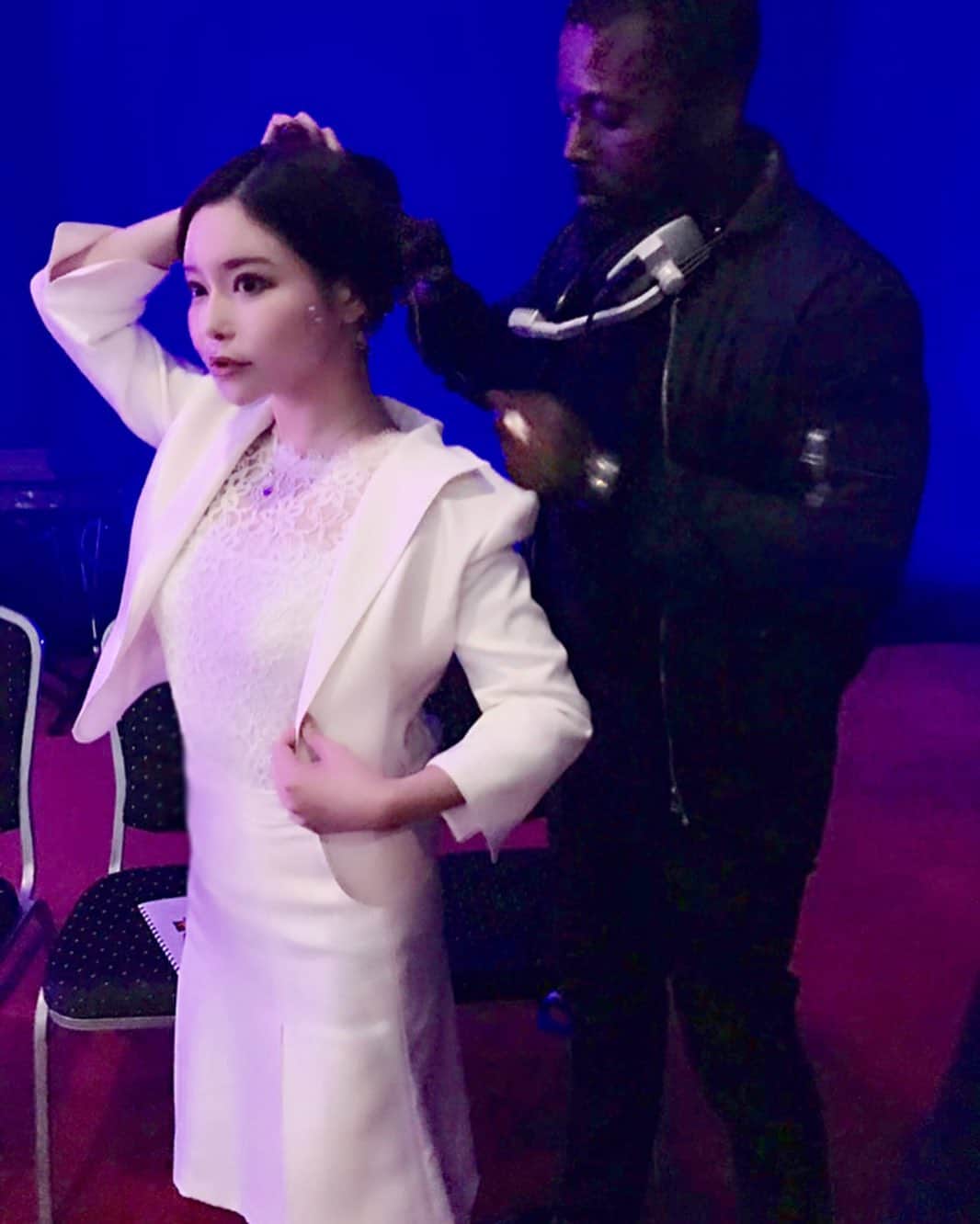 利咲さんのインスタグラム写真 - (利咲Instagram)「司会のお仕事無事に終わり帰国✈️ 現地スタッフさんたちにMCLisaと呼ばれていて光栄でした🎤 車のダイハツさんの年一回のイベントの司会でした。 これだけ多くの人がいる大きなイベントで一人でMCをするという大役を務めさせて頂きありがとうございます😊 今回、イベントを作り上げていく企画段階から参加する事が出来て本当に勉強になりました。 . 一緒に写真撮りたかったけど撮れなかったイギリス衛兵さんとフレディマーキュリーのそっくりさん笑 アレクサンドラパレスに住んでた黒猫ちゃん🐈 首だけ丸く白が付いてた☺かわいい。 . . .  #ダイハツスーパーピット店 #ダイハツスーパーピット #ダイハツ #daihatsu #daihatsusuperbitshop #MC #司会 #アレクサンドラパレス #Alexandrapalace #london #england #uk #白スーツ #フレディマーキュリー #freddiemercury」5月22日 14時41分 - himeringo908