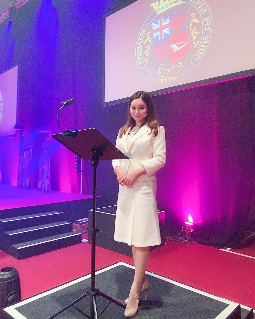 利咲のインスタグラム：「司会のお仕事無事に終わり帰国✈️ 現地スタッフさんたちにMCLisaと呼ばれていて光栄でした🎤 車のダイハツさんの年一回のイベントの司会でした。 これだけ多くの人がいる大きなイベントで一人でMCをするという大役を務めさせて頂きありがとうございます😊 今回、イベントを作り上げていく企画段階から参加する事が出来て本当に勉強になりました。 . 一緒に写真撮りたかったけど撮れなかったイギリス衛兵さんとフレディマーキュリーのそっくりさん笑 アレクサンドラパレスに住んでた黒猫ちゃん🐈 首だけ丸く白が付いてた☺かわいい。 . . .  #ダイハツスーパーピット店 #ダイハツスーパーピット #ダイハツ #daihatsu #daihatsusuperbitshop #MC #司会 #アレクサンドラパレス #Alexandrapalace #london #england #uk #白スーツ #フレディマーキュリー #freddiemercury」