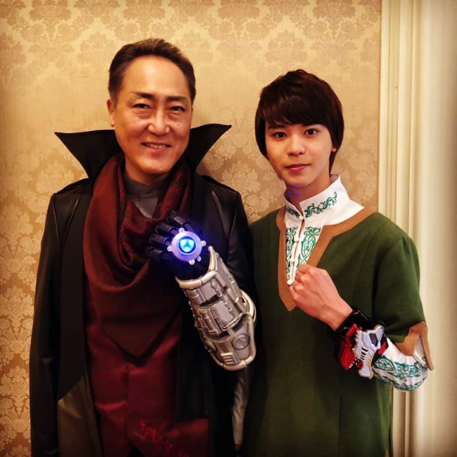 佐野史郎のインスタグラム：「「騎士竜戦隊リュウソウジャー THE MOVIE タイムスリップ！恐竜パニック!!」制作発表にて。 同郷、島根県松江市出身の小原唯和さんと。 龍蛇様を祀る出雲の地の力なのか、龍に草薙の剣を想わせる、龍剣者との共演もまた、縁を感じるなあ🗡」