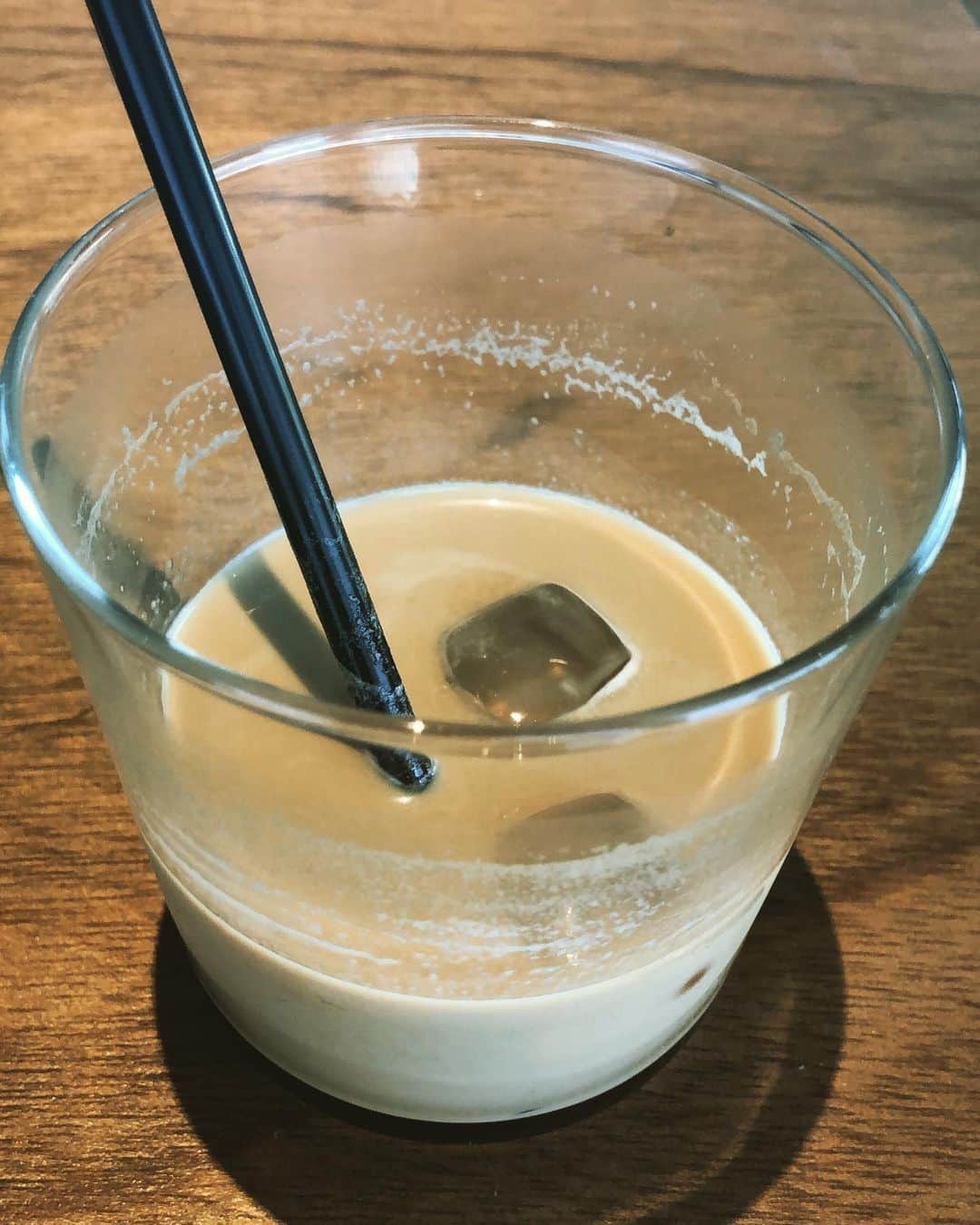 芦沢統人のインスタグラム：「アイスカフェラテ頼むと、美味しいけど すぐ飲んでしまってホットの時より損した気持ちになるんですが。 いやゆっくり飲めよって話なんだけど。ゆっくり飲んだら、氷とけて、なんか残念な感じになるじゃないですか。  みんなどうしてます？」