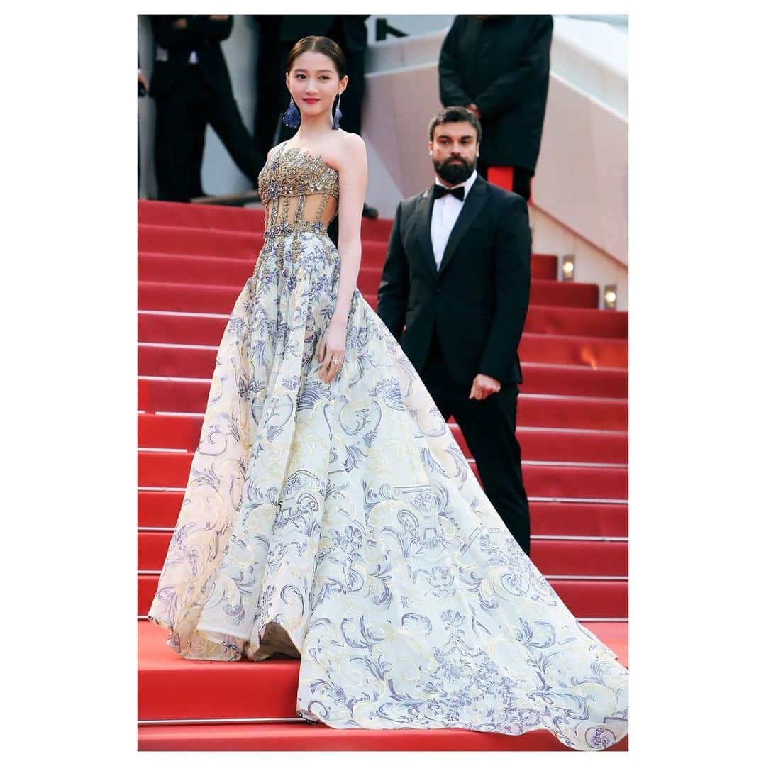 ジャンニヴェルサーチさんのインスタグラム写真 - (ジャンニヴェルサーチInstagram)「Guan Xiaotong at the red carpet of the 72nd annual Cannes Film Festival wearing a custom-made #AtelierVersace gown with an intricately embroidered corset bodice and hand-painted skirt. #VersaceCelebrities #Cannes2019」5月22日 14時58分 - versace