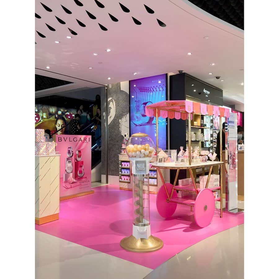 DFS & T Galleriaさんのインスタグラム写真 - (DFS & T GalleriaInstagram)「Explore the @bulgariofficial candy shop concept store as perfumery and pasticceria meld into a whimsical world of pleasure. Shop limited-edition fragrances from the Omnia Collection to receive a complimentary gift upon your purchase. ⁣ ⁣ Only at #TGalleria Beauty by #DFS, Hong Kong, Hysan Place between May 1 to June 30. ⁣ ⁣ #ChooseYourTreat #BVLGARI #Omnia #LimitedEdition #ShopDutyFree」5月22日 15時00分 - dfsofficial