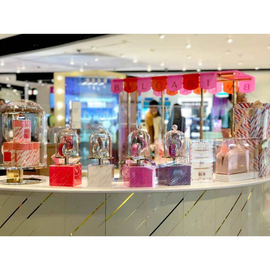 DFS & T Galleriaさんのインスタグラム写真 - (DFS & T GalleriaInstagram)「Explore the @bulgariofficial candy shop concept store as perfumery and pasticceria meld into a whimsical world of pleasure. Shop limited-edition fragrances from the Omnia Collection to receive a complimentary gift upon your purchase. ⁣ ⁣ Only at #TGalleria Beauty by #DFS, Hong Kong, Hysan Place between May 1 to June 30. ⁣ ⁣ #ChooseYourTreat #BVLGARI #Omnia #LimitedEdition #ShopDutyFree」5月22日 15時00分 - dfsofficial