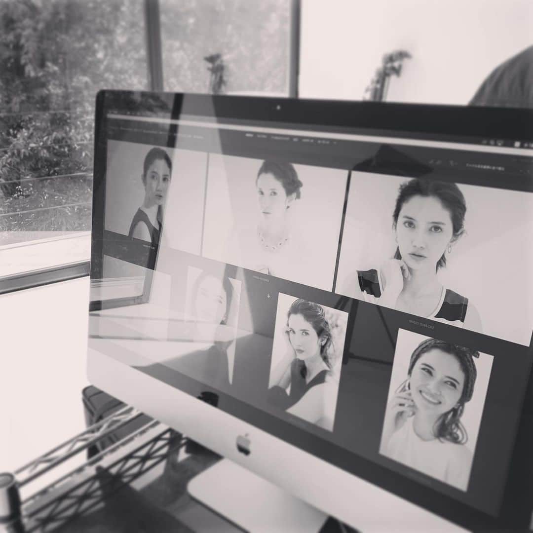 LEEさんのインスタグラム写真 - (LEEInstagram)「昨日の大雨から一転、晴天✨✨ きょうは半年に1度のベストコスメ撮影でしたーー🥰 LEE初登場の市川紗椰ちゃんと、スタッフみんなで📷❣️❣️ 8月号のLEEベスコス、みてくださいねーー😘😘 #LEE8月号 #ベストコスメ  #千吉良恵子 @chigirakeiko さんのメイクも #福田麻琴 @makoto087 さんのスタイリングも最高に可愛い #もちろん今回も名品コスメ揃いですよー #市川紗椰ちゃんの美しさと5本指ソックスのギャップにキュン死🤣❤️ #そんなワセジョ率高すぎる現場 #LEEweb #magazinelee」5月22日 15時00分 - magazinelee