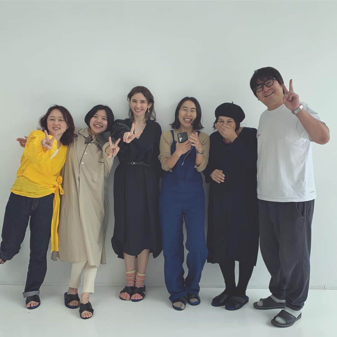 LEEさんのインスタグラム写真 - (LEEInstagram)「昨日の大雨から一転、晴天✨✨ きょうは半年に1度のベストコスメ撮影でしたーー🥰 LEE初登場の市川紗椰ちゃんと、スタッフみんなで📷❣️❣️ 8月号のLEEベスコス、みてくださいねーー😘😘 #LEE8月号 #ベストコスメ  #千吉良恵子 @chigirakeiko さんのメイクも #福田麻琴 @makoto087 さんのスタイリングも最高に可愛い #もちろん今回も名品コスメ揃いですよー #市川紗椰ちゃんの美しさと5本指ソックスのギャップにキュン死🤣❤️ #そんなワセジョ率高すぎる現場 #LEEweb #magazinelee」5月22日 15時00分 - magazinelee