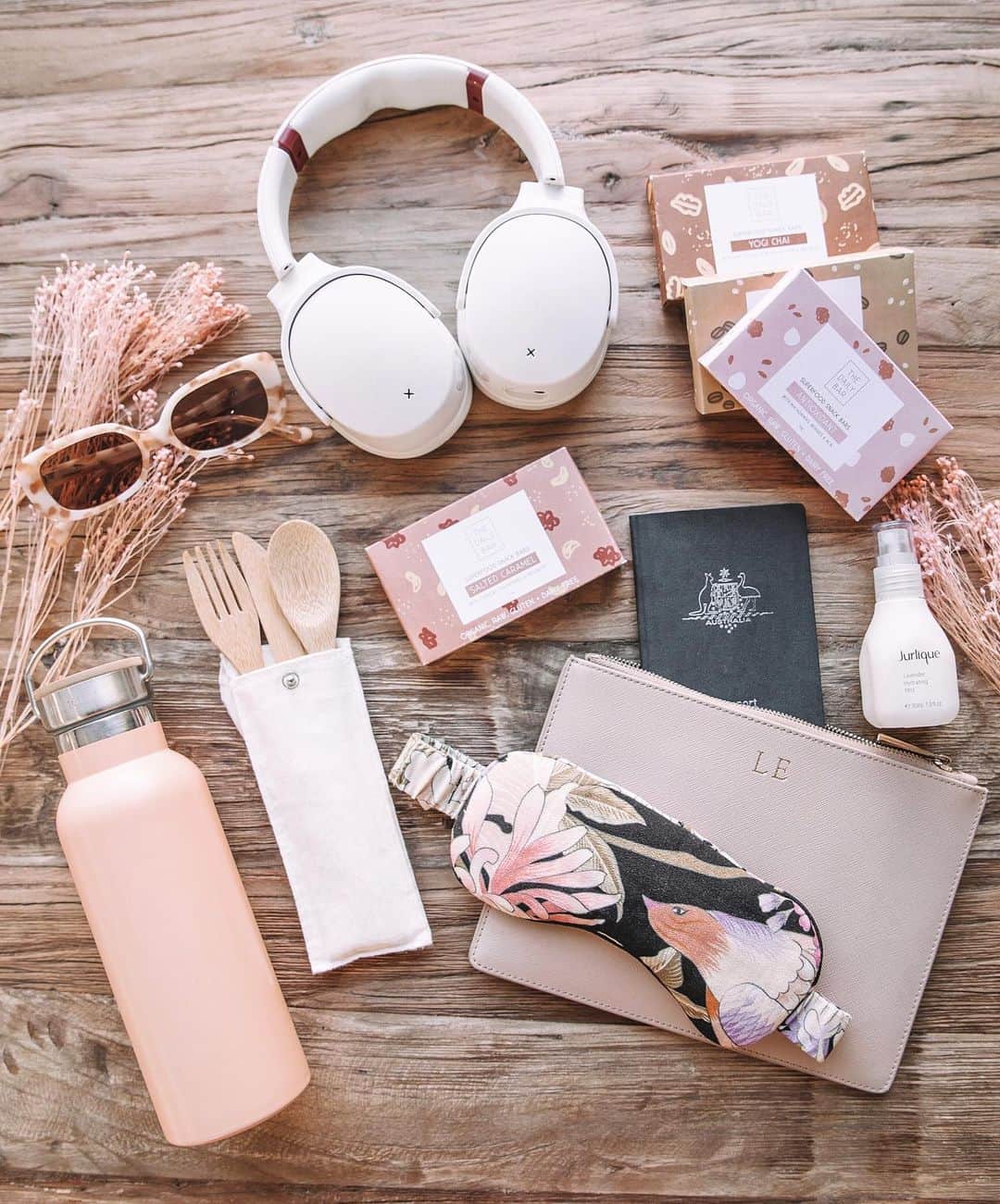 SPELLさんのインスタグラム写真 - (SPELLInstagram)「Travel essentials by our girl @_lucyinthesky with our fav @the_dailybar snacks 💕See our stories for more #walkalittlelighter travel hacks 🧳」5月22日 15時01分 - spell