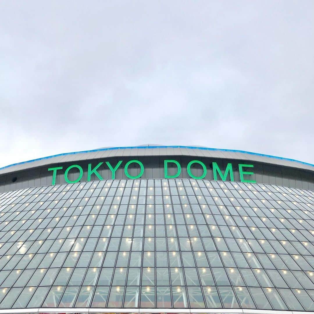 run+さんのインスタグラム写真 - (run+Instagram)「JEXER TOKYO DOME NIGHT YOGA 2019 広い芝、高い天井、大勢の人… 年に１度の #東京ドームヨガ ドームの芝に寝転がって天井を見上げることが出来るなんてなんて贅沢✨ 今年はライトが配られてラストはキャンドルライトヨガ🕯 ・ 第１部 POPピラティス 想像以上にハードなPOPピラティス沢山汗をかいて発散 第２部 YOGA  基本のアナーサを丁寧に、最高のシャバ―サナの時間 ・ #ヨガ #yoga #ヨギーニ #ケンハラクマ」5月22日 15時07分 - runplus