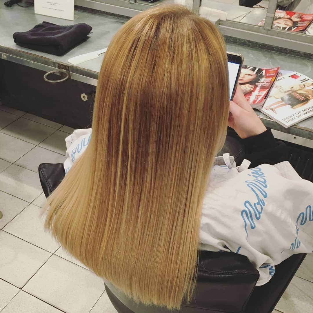 ヘアーサロン ソシエ [公式] さんのインスタグラム写真 - (ヘアーサロン ソシエ [公式] Instagram)「ソシエヘアーのカラーリングを紹介します。 ・ ロングスタイルをブロンド系のバレイヤージュで、よりエレガントなスタイルに！ ・ ブロンドカラーがより髪に上品な艶を与えます。 ・ #ソシエヘアー#ジャックモアザン #ソシエ#ヘアー#美容室#美容院#美容 #似合わせカラー#似合わせカット #ヘアスタイル#ヘアアレンジ #外国人風カラー#グラデーションカラー#エレガントヘア #ハイライト#立体感#ワンカラーでは出せない #バレイヤージュ#グレージュカラー#ベージュカラー #ペールカラー#ハイトーンカラー#ケアブリーチ #ナチュラルハイライト#ファイバープレックス」5月22日 15時07分 - socie_hair_official