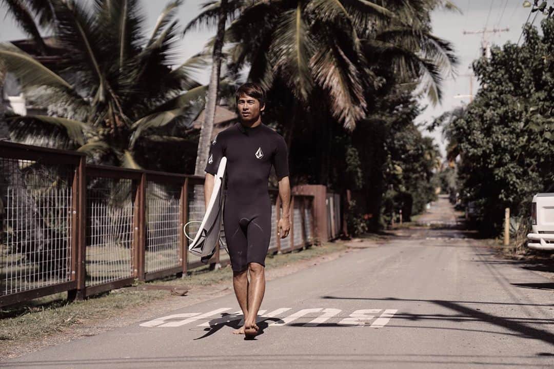 佐藤魁のインスタグラム：「【VOLCOM WETSUITS VOL.3 Wetsuits: VOLCOM CLASSIC JERSEY (SPRING) 5/31(金)までの間に、VOLCOM WETSUITSをオーダーしてくれた方にビーチタオルを 1枚プレゼント🎁 数に限りがあるのでVOLCOM STORE各店およびVOLCOM WETSUITSディーラーにてお早めにオーダーして着てね！ 📷: @5nd_allen  #VolcomWetsuits  ページは @volcomjapan プロフィールのリンクより📲  #Volcom #VolcomJapan #MadeinJapan #TrulyDefined #TrueToThis #DesignedForSurfing」