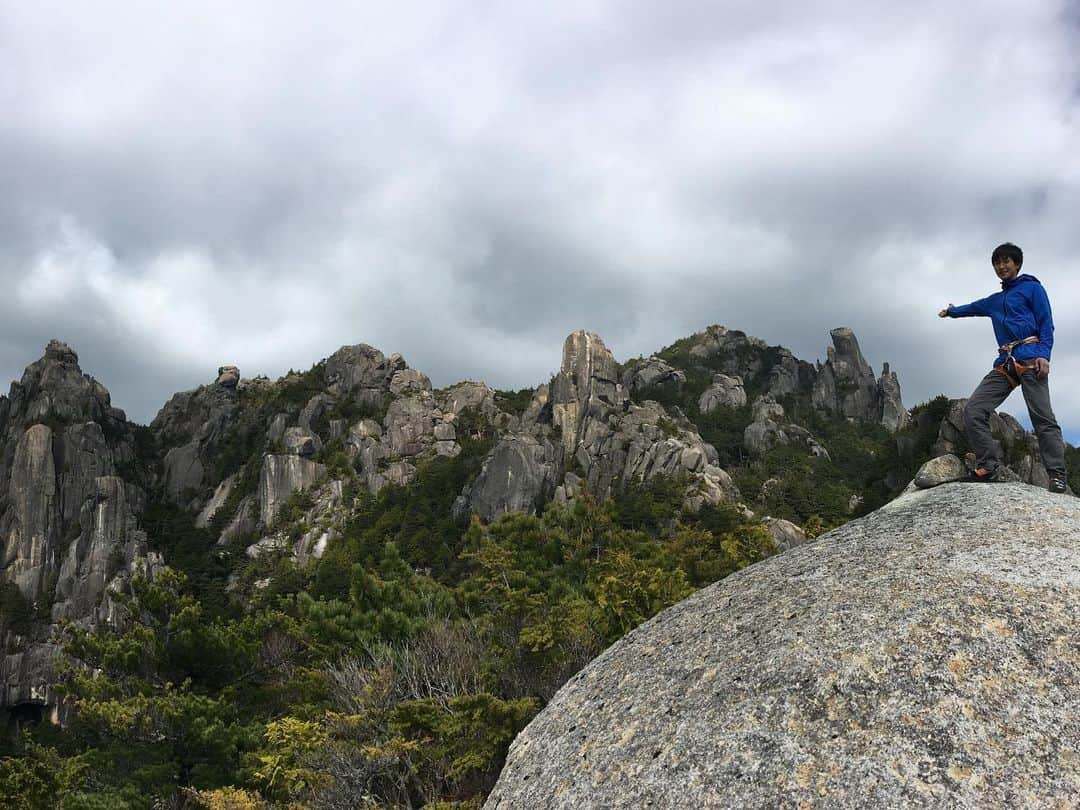 安間佐千さんのインスタグラム写真 - (安間佐千Instagram)「Cosmos 5.13a one push(Lead no fall on all pitches!) Last weekend @teru.teru.bo_zu and me climbed one of the famous multi pitch route Cosmos in Mt.Mizugaki. Unbelievably Teru did onsight on the hardest pitch 3rd(5.12d) and 6th(5.13a)! I got inspired a lot from him and finally we were on the top of the peak without any fall on the lead part. We enjoyed such a beautiful day and dreaming next adventure✨  先週末は瑞牆山の有名なマルチ、コスモス 5.13aのワンプッシュに成功した。リードパートは一度も落ちないという驚きの結果。僕は数年前に一度トライしたことがあったのだが、相方のテルは初めて。そして彼は核心である3ピッチ目(5.12d)と6ピッチ目(5.13a)をオンサイトしてしまった。まだまだ、可能性に満ち溢れているようだった。2人で、楽しい！と何度も言い合う素晴らしい日だった。また次のチャレンジが楽しみだ。  @adidasterrex @petzl_official @fiveten_official  #瑞牆山 #cosmos」5月22日 15時08分 - sachiamma