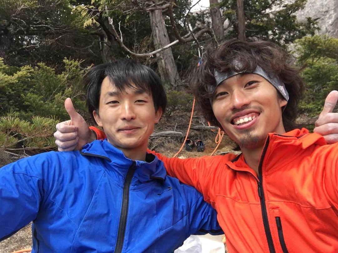 のインスタグラム：「Cosmos 5.13a one push(Lead no fall on all pitches!) Last weekend @teru.teru.bo_zu and me climbed one of the famous multi pitch route Cosmos in Mt.Mizugaki. Unbelievably Teru did onsight on the hardest pitch 3rd(5.12d) and 6th(5.13a)! I got inspired a lot from him and finally we were on the top of the peak without any fall on the lead part. We enjoyed such a beautiful day and dreaming next adventure✨  先週末は瑞牆山の有名なマルチ、コスモス 5.13aのワンプッシュに成功した。リードパートは一度も落ちないという驚きの結果。僕は数年前に一度トライしたことがあったのだが、相方のテルは初めて。そして彼は核心である3ピッチ目(5.12d)と6ピッチ目(5.13a)をオンサイトしてしまった。まだまだ、可能性に満ち溢れているようだった。2人で、楽しい！と何度も言い合う素晴らしい日だった。また次のチャレンジが楽しみだ。  @adidasterrex @petzl_official @fiveten_official  #瑞牆山 #cosmos」