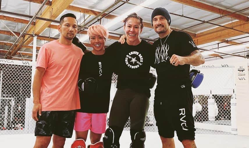 JAMOSAさんのインスタグラム写真 - (JAMOSAInstagram)「Thank You RVCA Costa Mesa for the Hospitality🥊🥊 Big shout out to The Boss Pat Tenore & Coach Bryce Krause for showing us nuthin’ but LOVE❤️🙏 #californialuv」5月22日 15時09分 - jamosa148