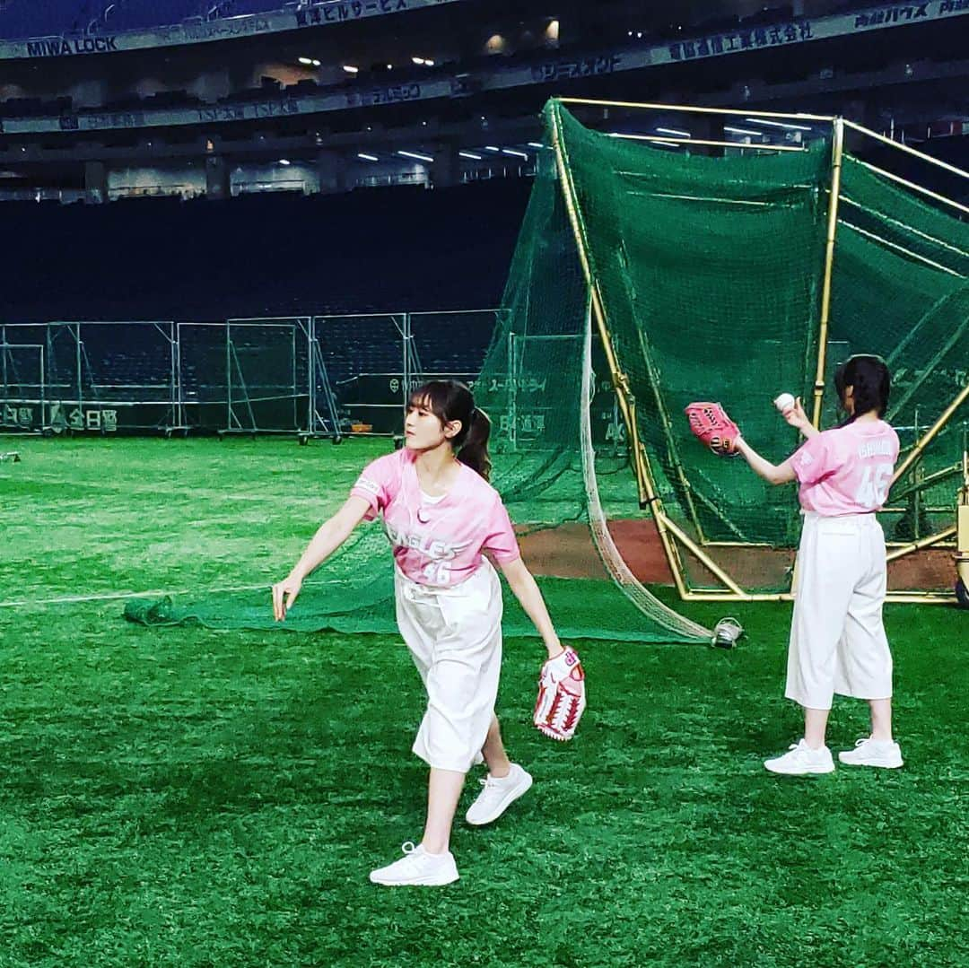 守屋茜さんのインスタグラム写真 - (守屋茜Instagram)「今週日曜日はイーグルスガールデー⚾️始球式に向けて同郷の石森虹花ちゃんとピッチングの練習、選手へのインタビューなど、イメージキャラクターとして奮闘するあかねんに密着📷✨しました😁 #守屋茜1st写真集  #かなりエモい  #イーグルスガールデー  #軍曹ナイスピッチ  #石森虹花」5月22日 15時12分 - moriyaakane1st