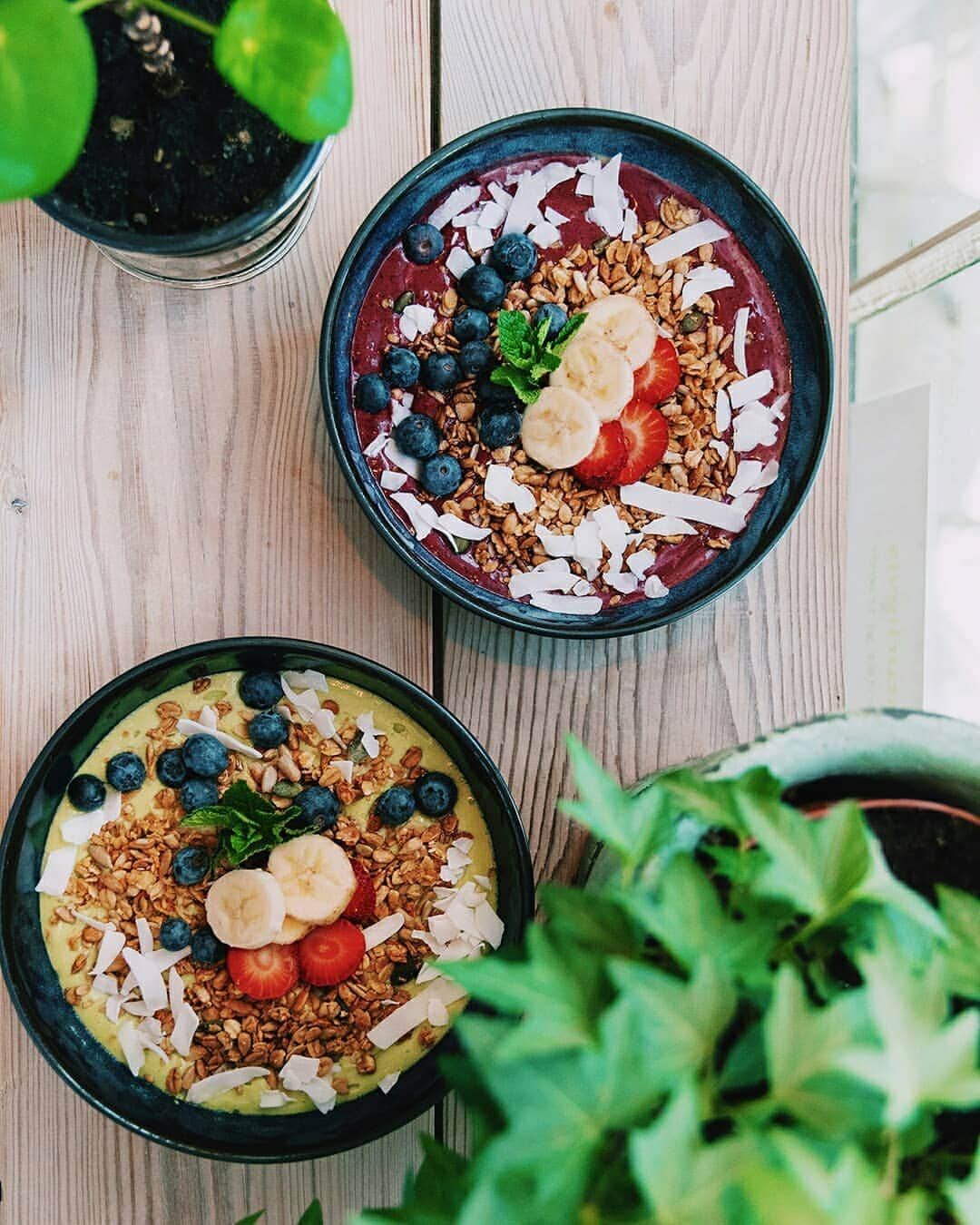 ELLE DKさんのインスタグラム写真 - (ELLE DKInstagram)「Hvad siger du til lækker, farverig mad, der samtidig er god ved miljøet? 🌈 Ja tak! Hos Hope Organic serveres der friske bowls med masser af veganske muligheder. Du kan med god samvittighed slå dig løs i menuen, der tæller alt fra acai bowls til panang karry og læskende juice, for alt er 90-100% økologisk og kommer fra Aarstiderne 🥝🍊🍉🍎 Og den gode samvittighed slutter heldigvis ikke der. ”Når du køber din første bowl, får du et stempelkort. Efter 10 købte bowls sætter vi et blad på vores træ i butikken med dit navn og planter et træ i Etiopien, som du kan følge via ID-nummeret på dit stempelkort”, fortæller folkene bag Hope Organic. Du kan allerede nu spise dig vej til dit etiopiske træ hos Hope Organic i Larsbjørnsstræde og i Boltens Food Court – men meget snart slås dørene også op på Nørrebro og Østerbro 😍  Foto: @kavianborhani // Interview: @nikitahoffmann #ELLEanbefaler #HopeOrganic @hopeorganic」5月22日 15時13分 - elledanmark