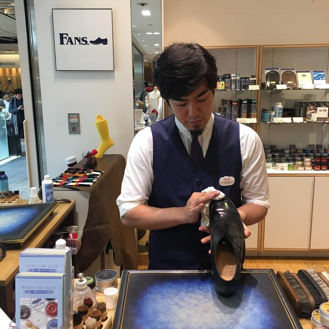 m.mowbrayさんのインスタグラム写真 - (m.mowbrayInstagram)「本日は靴磨き選手権2019エキシビションマッチ カラーリング部門優勝の斗谷諒 氏の入店日です。 6/1〜6/2（土・日）と6/15〜6/16（土・日）には斗谷諒 氏による手染めの靴べらワークショップの開催も予定しております！ 詳細は近日中にご案内させて頂きます(^^) #fansshinagawa #fansasakusa  #ecute #ecuteshinagawa #エキュート #エキュート品川 #tokyo #shinagawa #shinagawastation #mmowbray #mowbray #shoecare #shoeshine #shoestagram #shoes #shoeholic #shoesnob #shoestyle #shoesfashion #basic #basicshoecare #靴磨き選手権大会2019」5月22日 15時22分 - m.mowbray